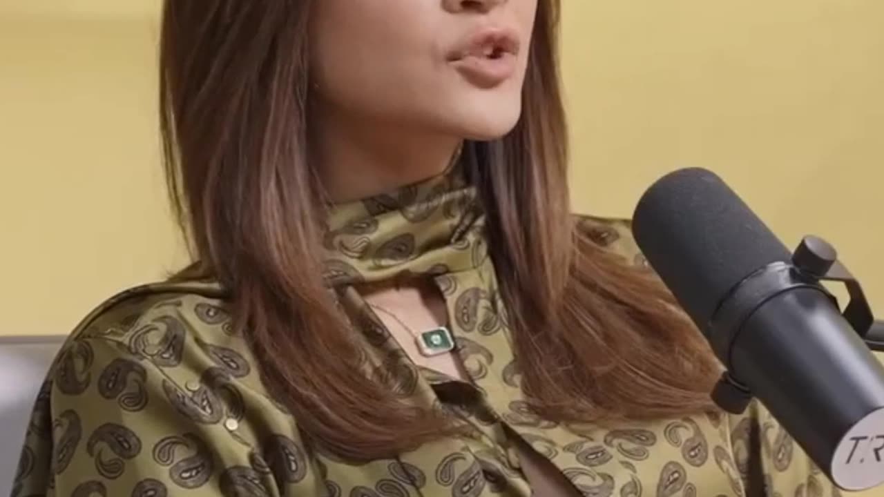 लोगों में ईश्वर देखना और सकारात्मक रहना #kritisanon #bollywood #subscribe#shorts #podcast #funny