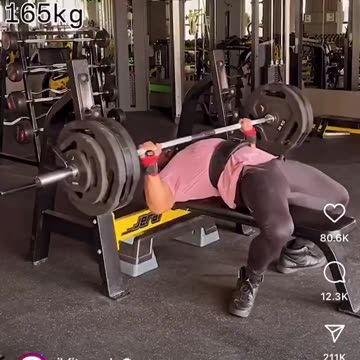 Fisiculturista casi muere tras caerle barra de 165 kg