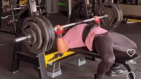 Fisiculturista casi muere tras caerle barra de 165 kg