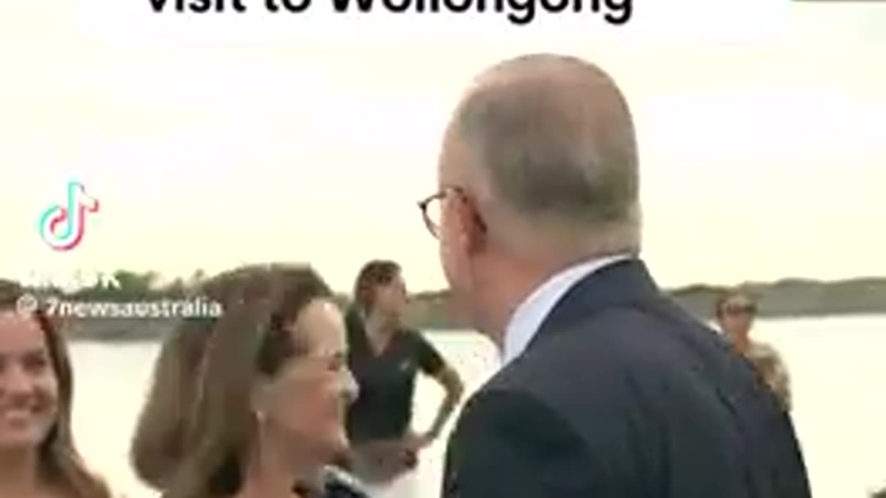 Albo HECKLED on the offshore wind turbines in Wollongong NSW!