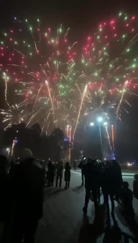 Jaunu gadu Laimīgie.