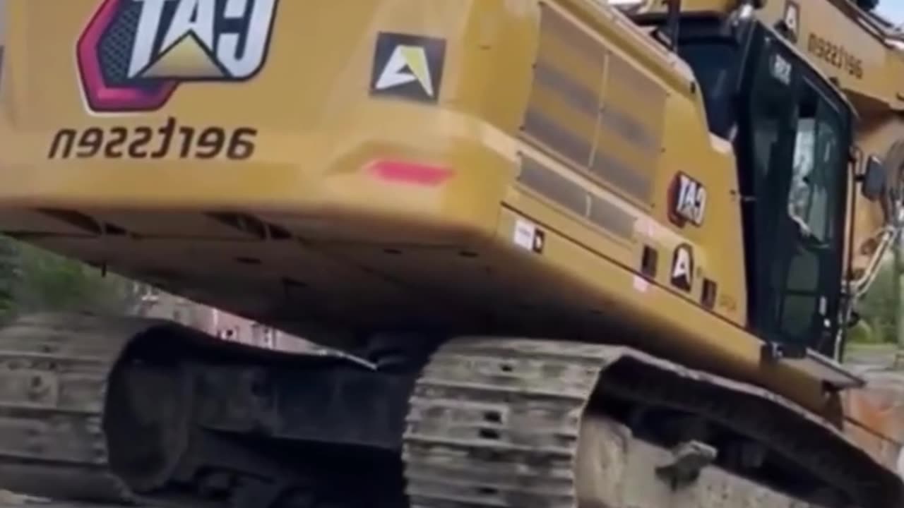 Unleashing Lowboy Magic: Excavator Unloaded Perfectly! 🚛