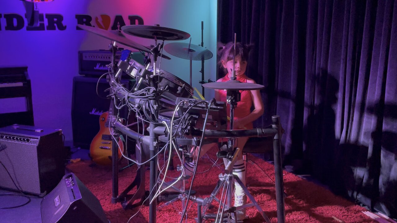 APT Bruno Mars and Rose - 5years old girl play single drums on the stage