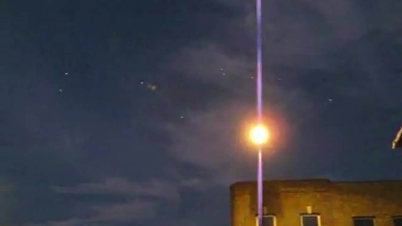 Multiple UFOs Flying Over London, England