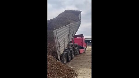 Truck with tons falling in an insane way!