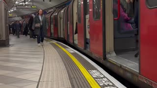 London Underground Central Line at Bank Station 🚉😍