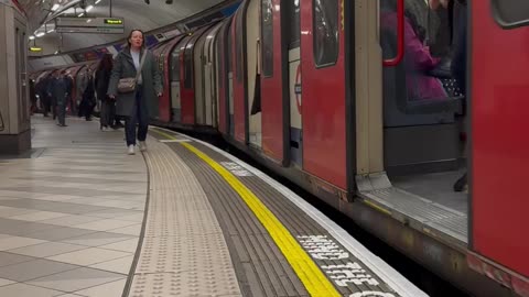 London Underground Central Line at Bank Station 🚉😍