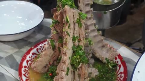 400KG of Thai Deliciousness Every Day – Spicy Soup & Pad Kra Pao Gone Wild!