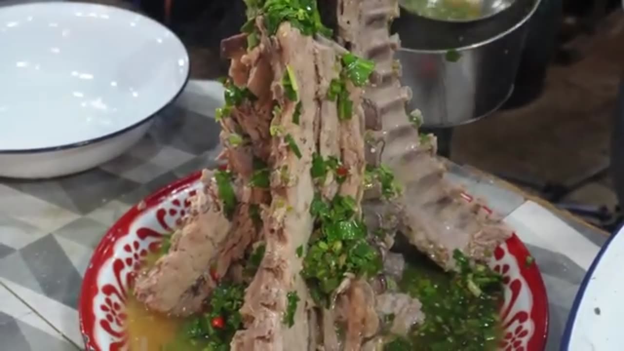 400KG of Thai Deliciousness Every Day – Spicy Soup & Pad Kra Pao Gone Wild!