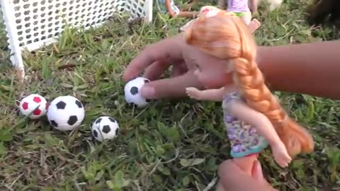 CAMP ! Elsa and Anna toddlers - camping - Barbie is counselor - outdoors activities