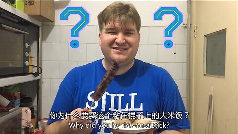 Foreigner Tries Bamboo Sticky Rice for the First Time, Can't Stop Eating After One Bite!