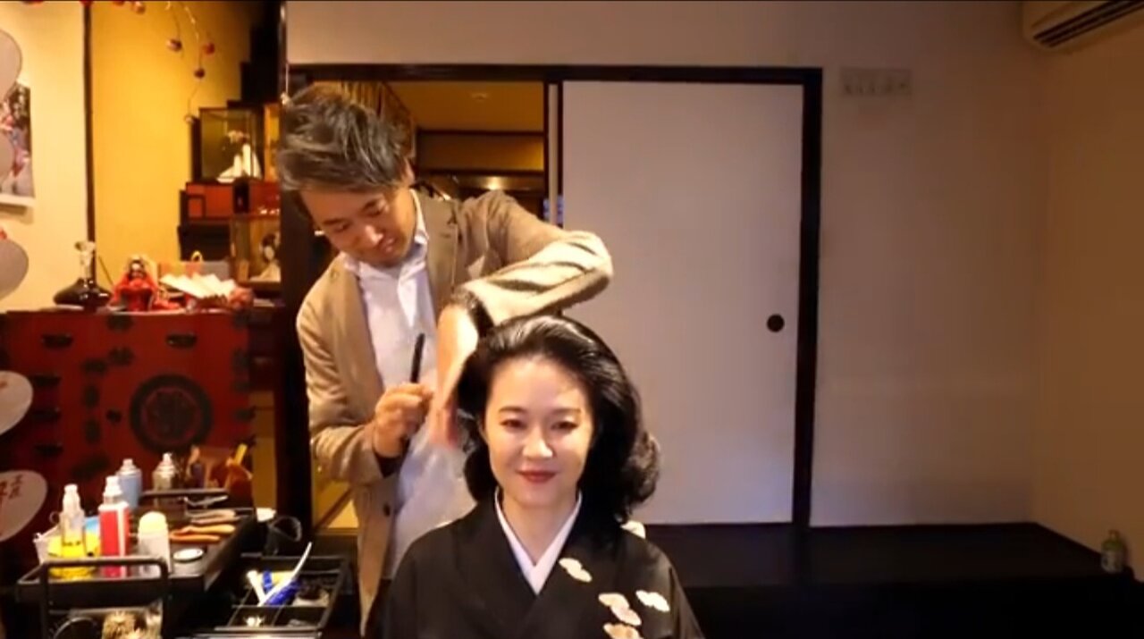 Experience Western hair and kimono makeup at a hair salon in Gion, Kyoto