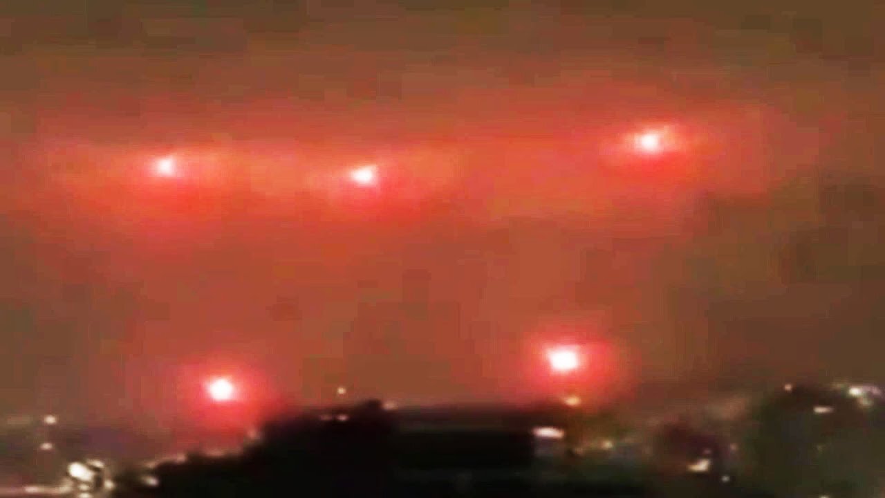 Five red giant UFOs descend from the sky : ufo sightings worldwide