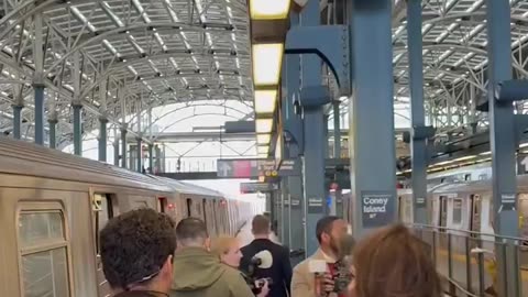 🚨 BREAKING: DHS Secretary Kristi Noem has entered the Coney Island Subway station