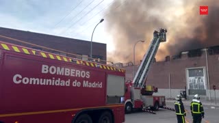 Fire engulfs industrial building in southern Madrid