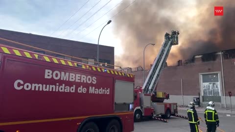 Fire engulfs industrial building in southern Madrid