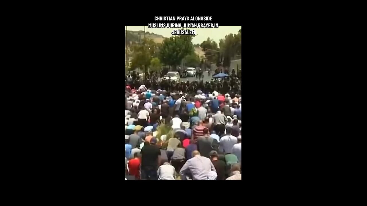 🍉 CHRISTIAN PRAYS ALONGSIDE MUSLIMS DURING JUM'AH PRAYER IN JERUSALEM.