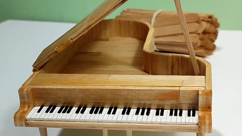 Piano hecho con palitos de helado