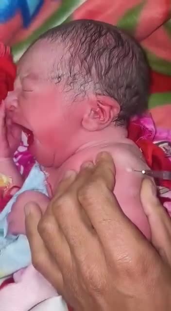 Noworodek dostaje swój pierwszy zastrzyk trucizny. To przestępstwo i musi się skończyć!