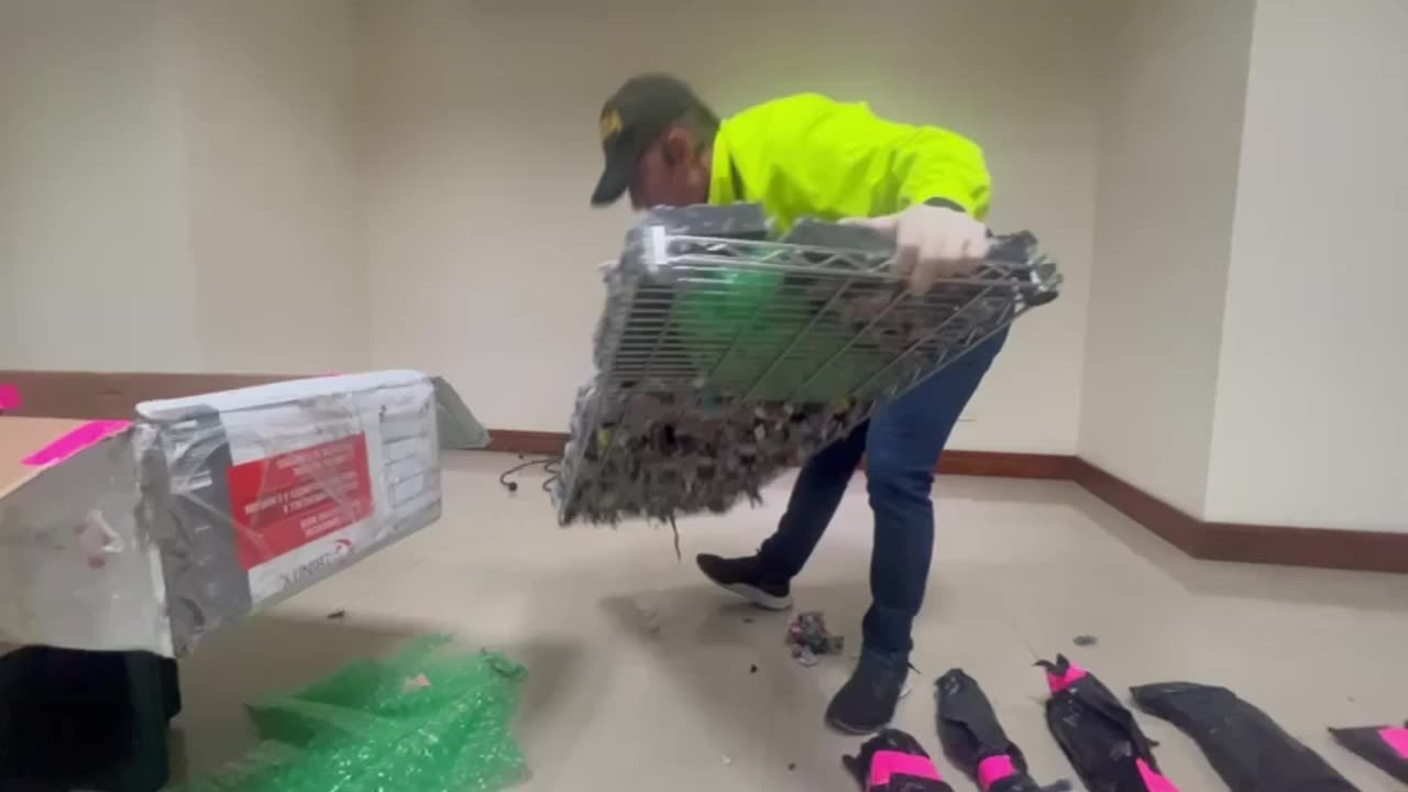 Hallan 4 fusiles ocultos en encomienda proveniente de Miami en el Aeropuerto Ernesto Cortissoz
