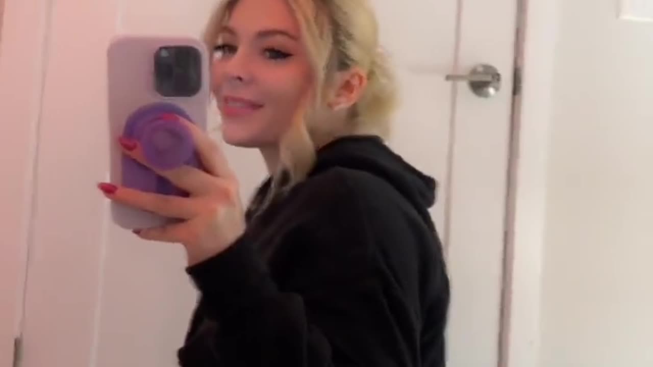 Big Azz girl in black.