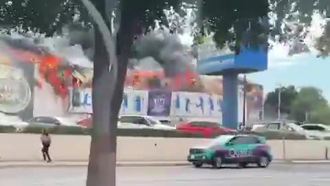 Huge fire breaks out at Plaza Cinépolis in Culiacán, Mexico; reports of victims.