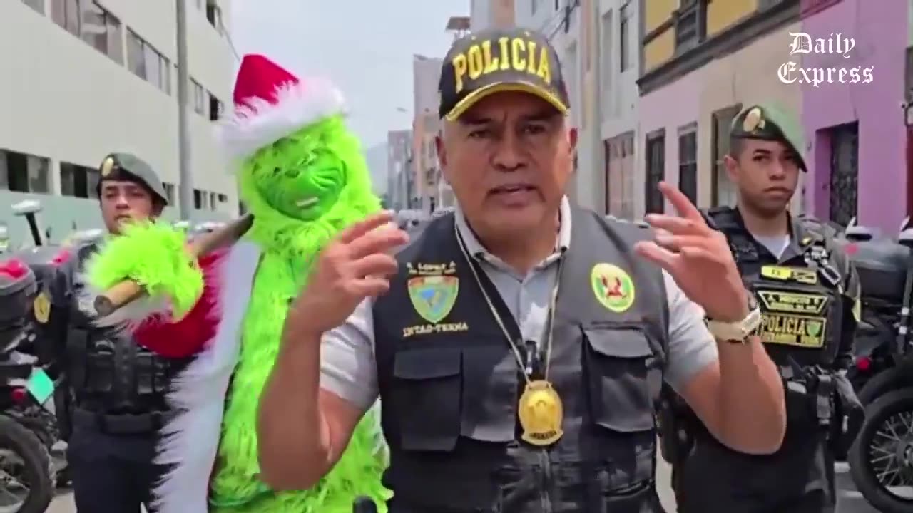 JUST IN: 🇵🇪 Officer dressed as the Grinch makes drug bust in Peru2