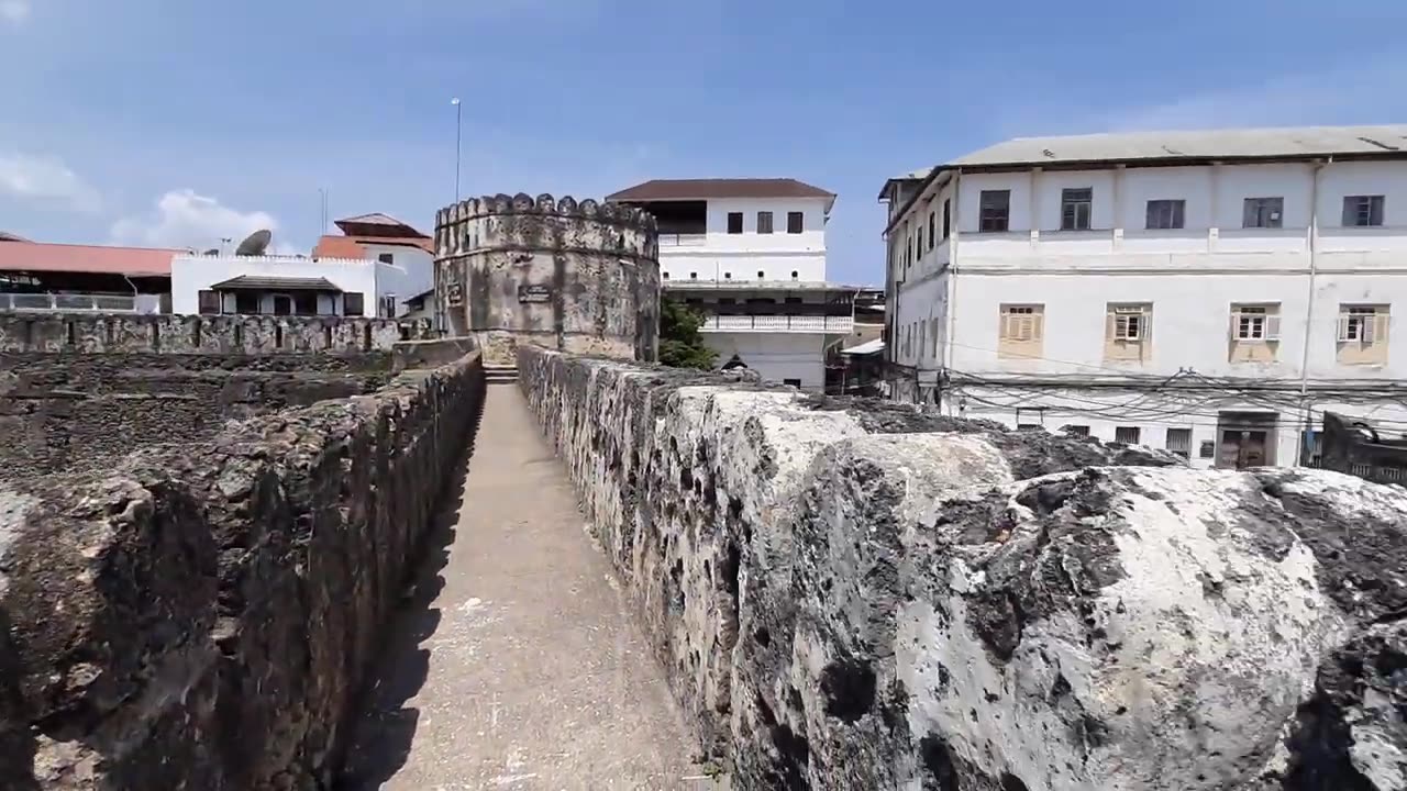 21st AUG 22 @ 11:04am. DAY 2. EXPLORING DA COURTYARD OF DA OLD FORT BUILT IN 1699 AD IN STONE TOWN