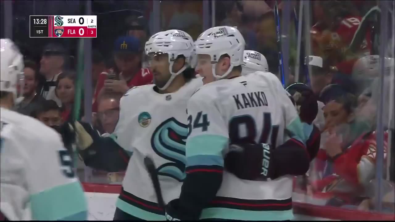 NHL - Kaapo Kakko wastes no time getting the @SeattleKraken on the board! 🙌