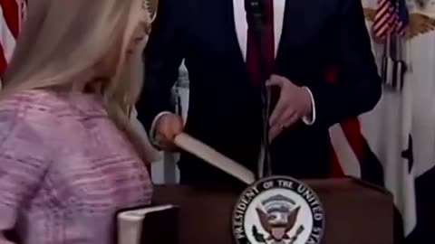 ТРЪМП НЕ ПРЕСТАВА ДА УДИВЛЯВА