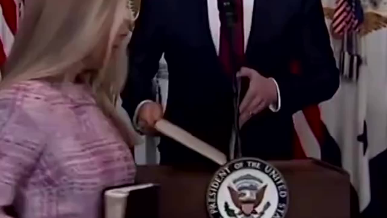 ТРЪМП НЕ ПРЕСТАВА ДА УДИВЛЯВА