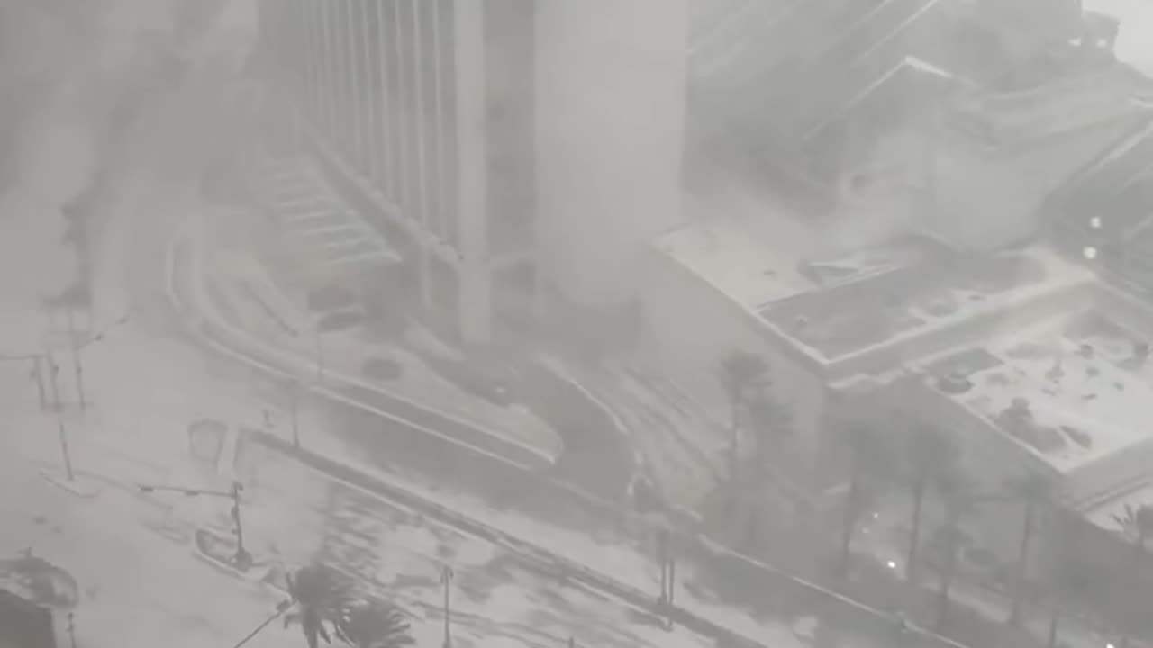 Thick Snowy Weather Engulfs New Orleans