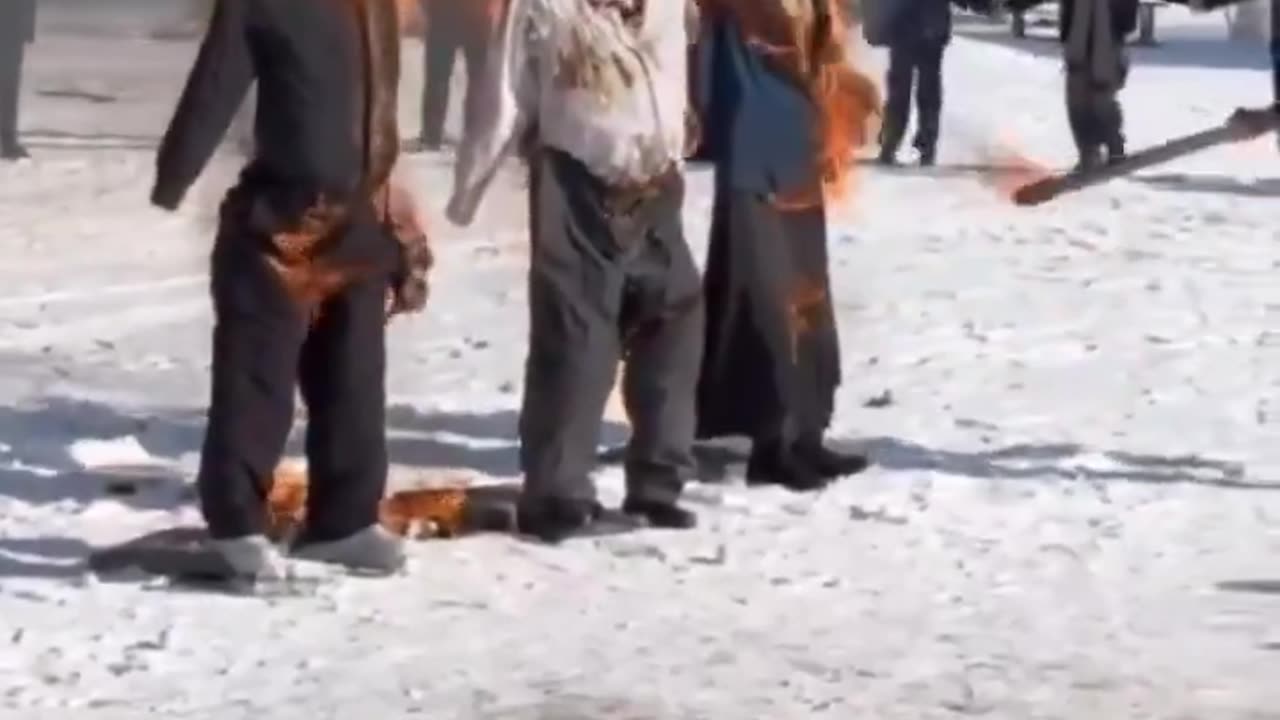 Ukrainians keeping warm by burning effigies of Ursula von der Leyen, Boris Johnson, and Macron“