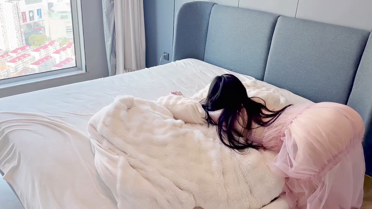 Transparent Cleaning bedroom with Asian girl Yuna🛏️🧹💕