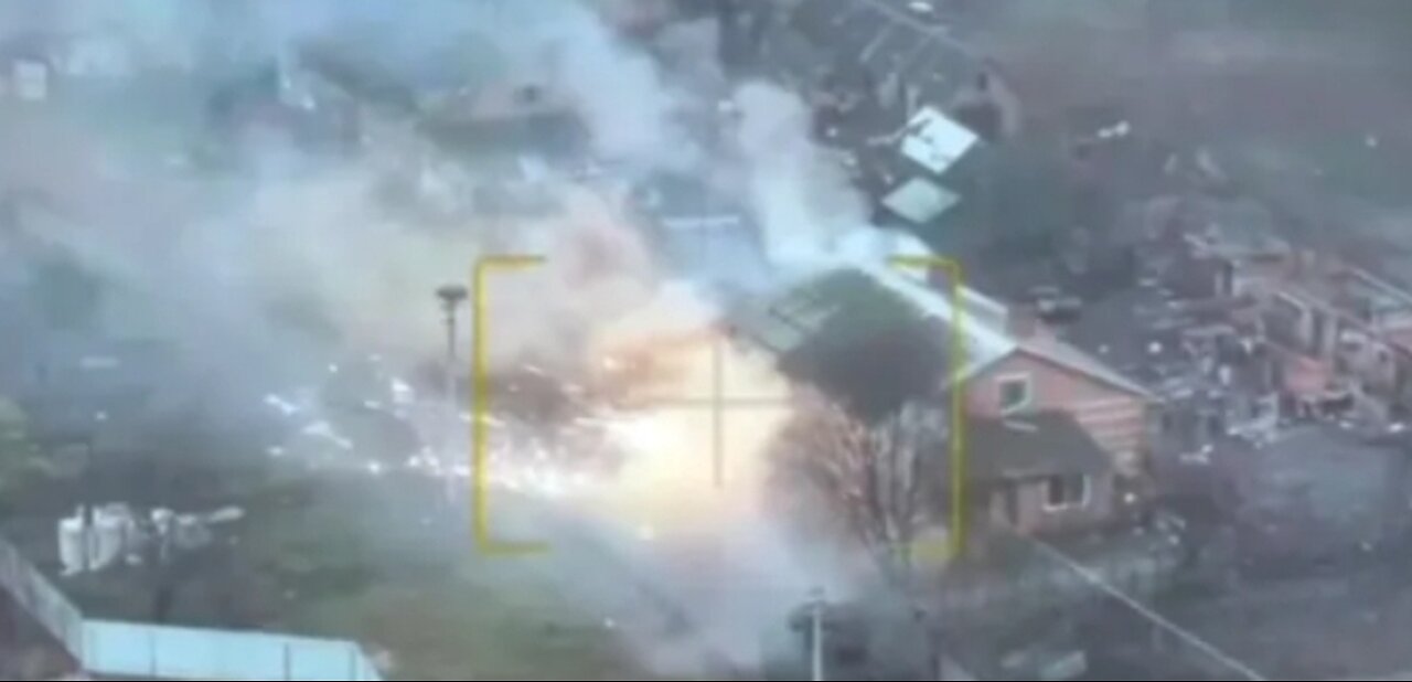 US Bradley fighting vehicle fires at house where Russian fighters gathered at close range