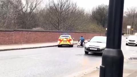 UK: A Shoplifter in a wheelchair tries to make an escape from a Police car..😁