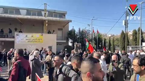 People gathered in Ramallah, waiting for the prisoners