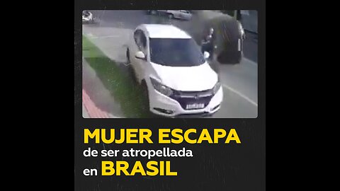 Mujer se salva de ser atropellada por un coche fuera de control