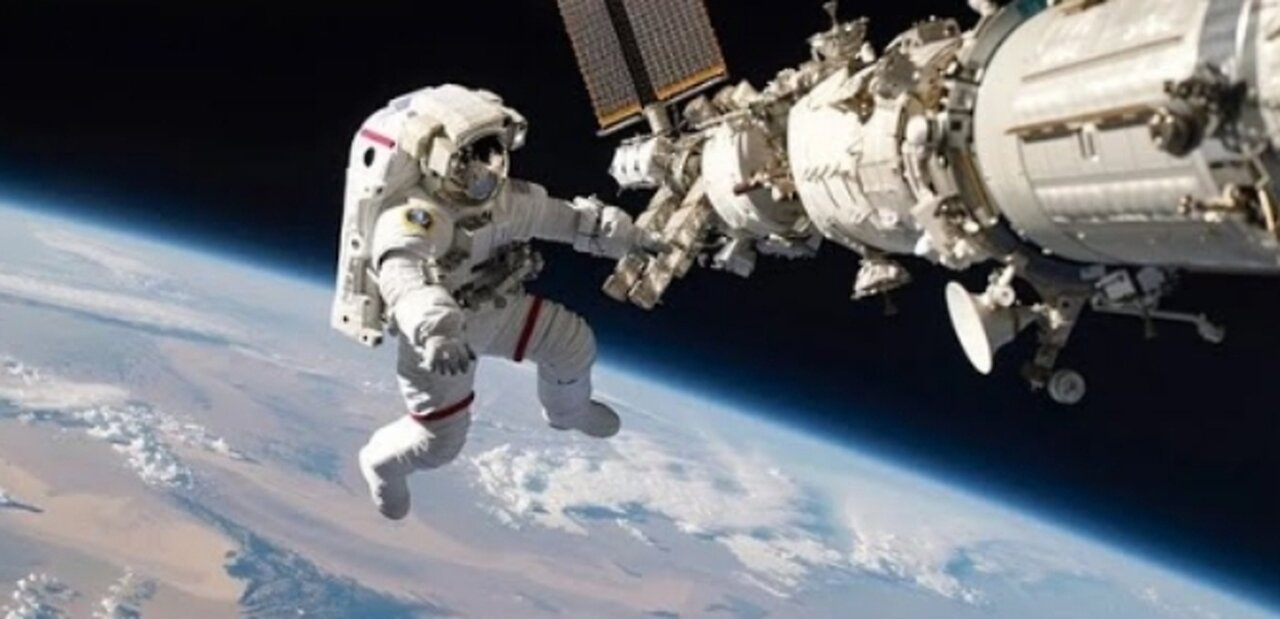 NASA's stuck astronaut steps out on a spacewalk after 7 months in orbit