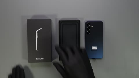 the Unboxing video of Samsung Galaxy S25,No commentary