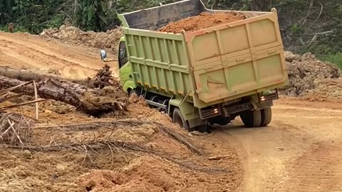 The land-laden truck collapsed when it was about to unload