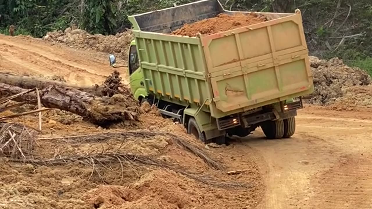 The land-laden truck collapsed when it was about to unload