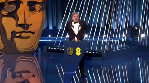 Trump hater and Star Wars actor Mark Hamill's pants appear to drop to his knees