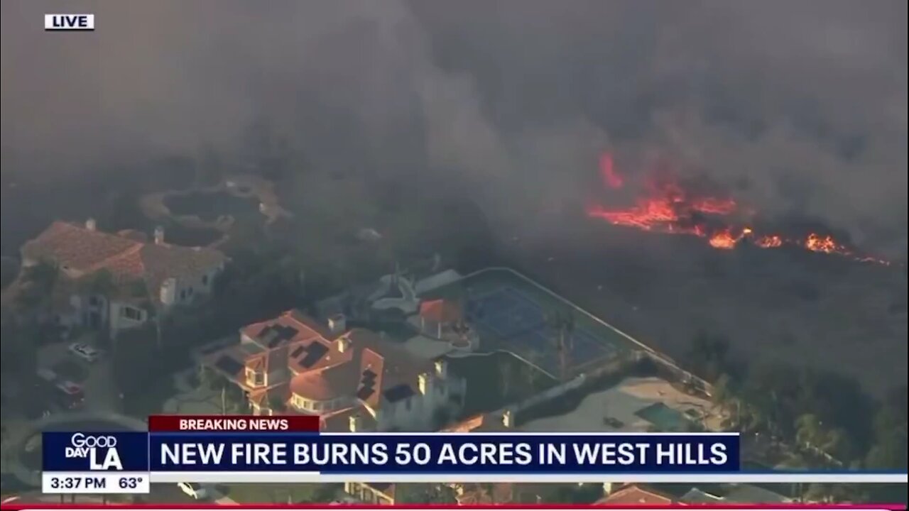 🇺🇸 Just an unbelievable water drop by this helicopter on the rapidly spreading Kenneth Fire...