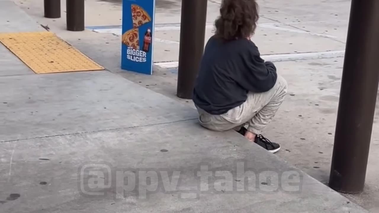 Two Heroes Stop maniac Shattering Bottles Inside Florida 7-Eleven