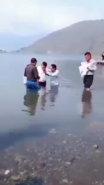 Hombre muerto en bautismo evangélico