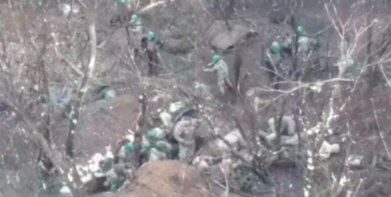 Encircled in a trench, Russians surrounded to Ukrainian soldiers to survive