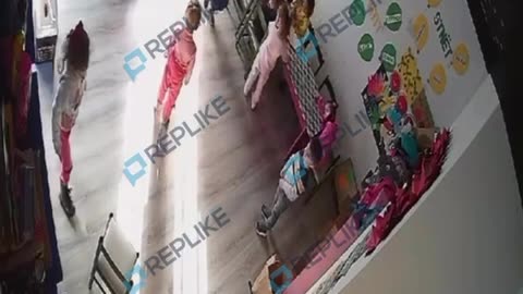 EKSKLUZIVE/ Pamje të rënda! Edukatorja qëllon me shuplakë djalin e mitur