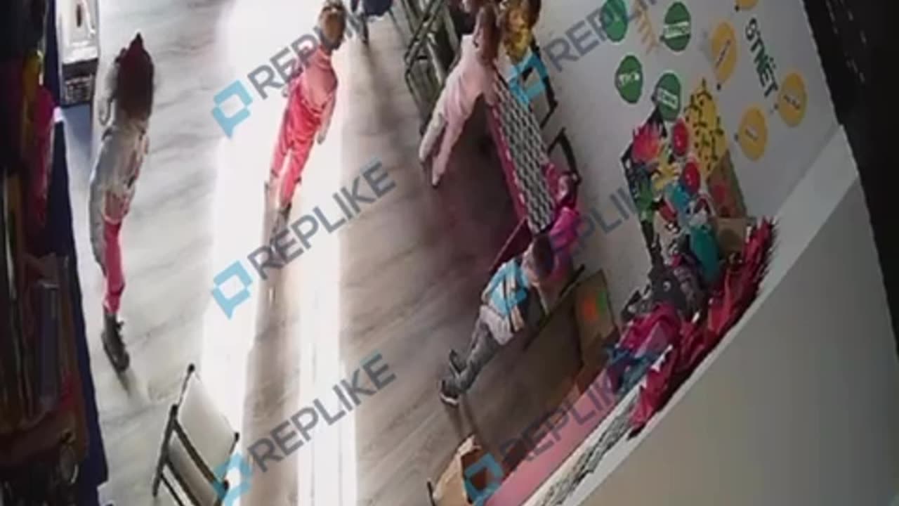 EKSKLUZIVE/ Pamje të rënda! Edukatorja qëllon me shuplakë djalin e mitur
