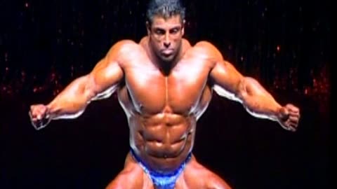 King Kamali’s Epic Stage Posing – A Bodybuilding Legend in Action!